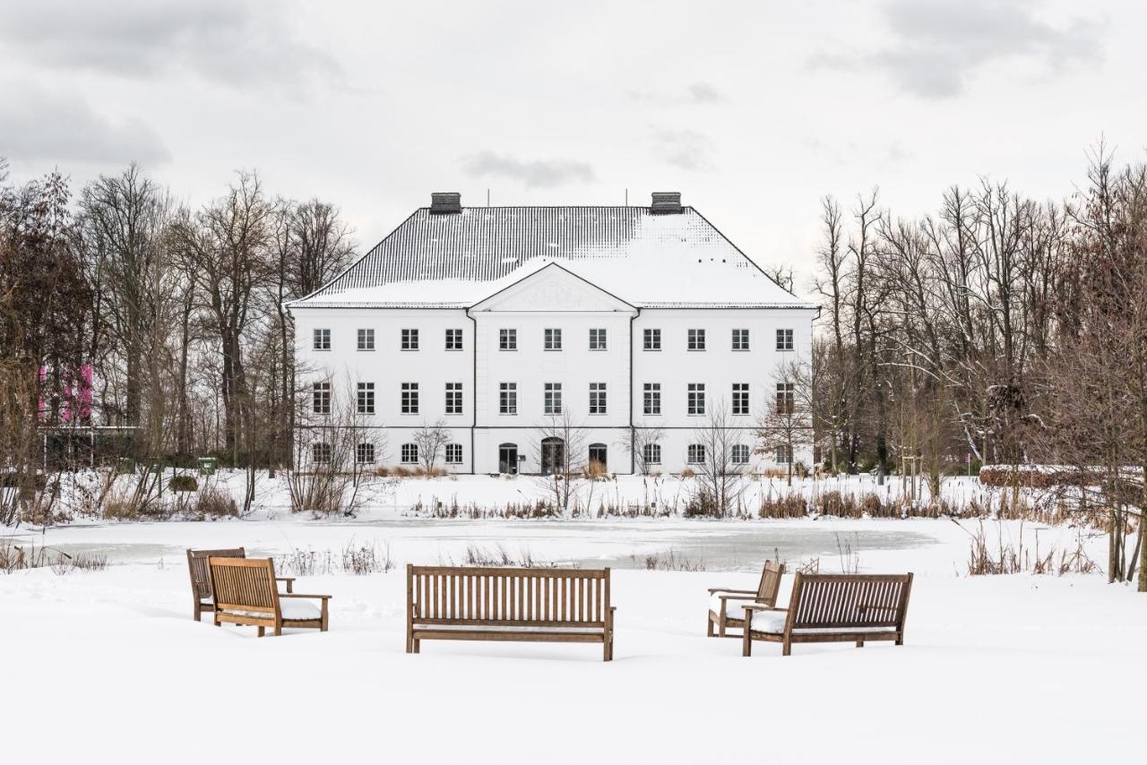 Schlossgut Gross Schwansee Luaran gambar The main building of the university