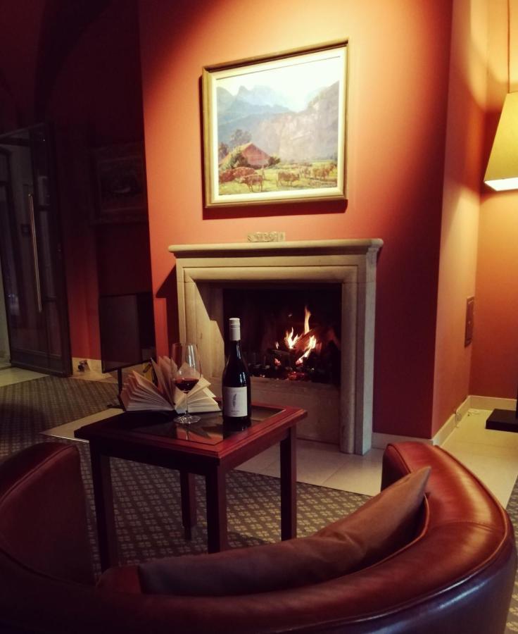 Schlossgut Gross Schwansee Luaran gambar A fireplace in a hotel room