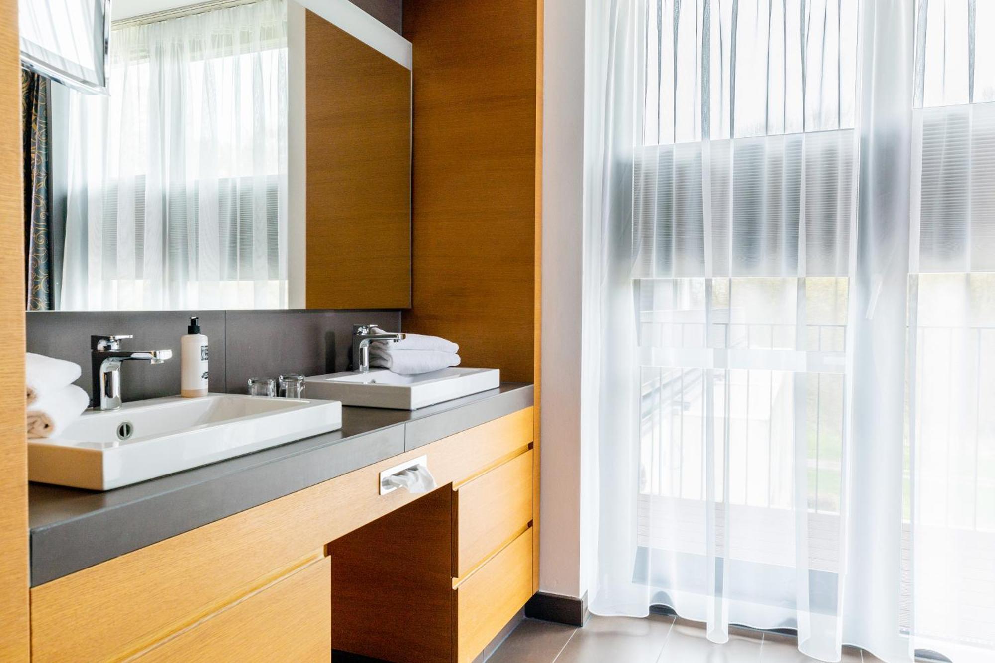 Schlossgut Gross Schwansee Luaran gambar Bathroom