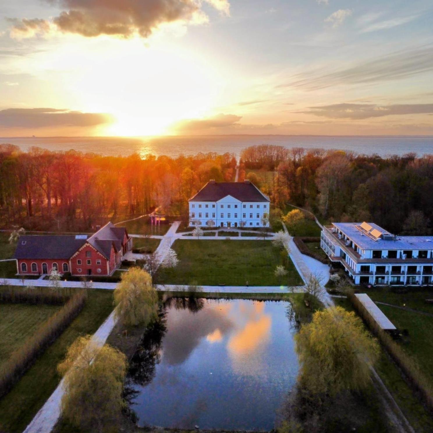 Schlossgut Gross Schwansee Luaran gambar Aerial view of the campus