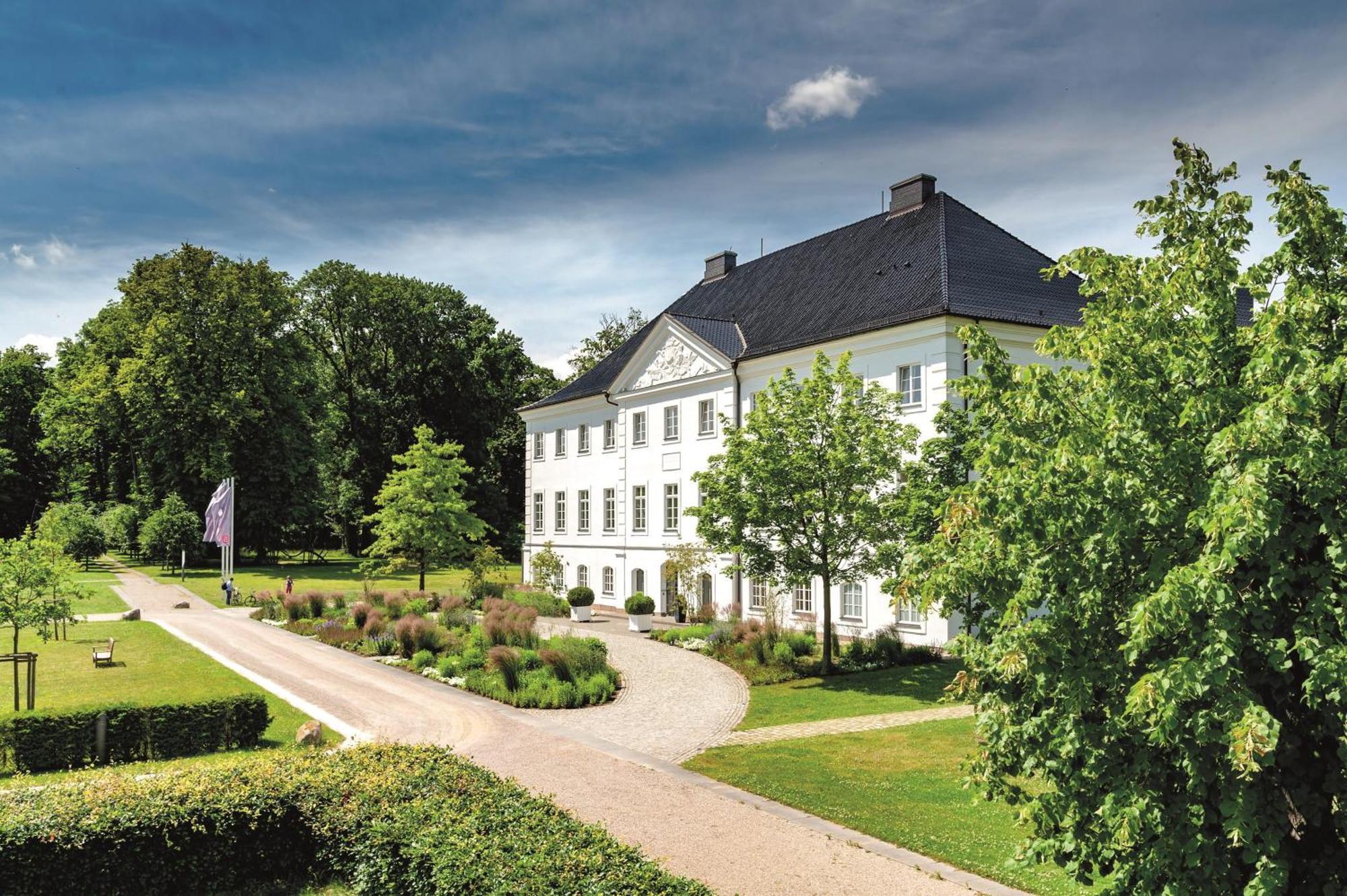 Schlossgut Gross Schwansee Luaran gambar The former manor house of the estate