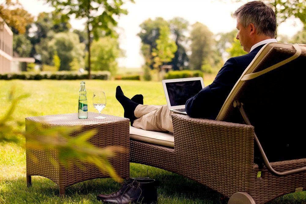 Schlossgut Gross Schwansee Luaran gambar A man relaxing in a garden