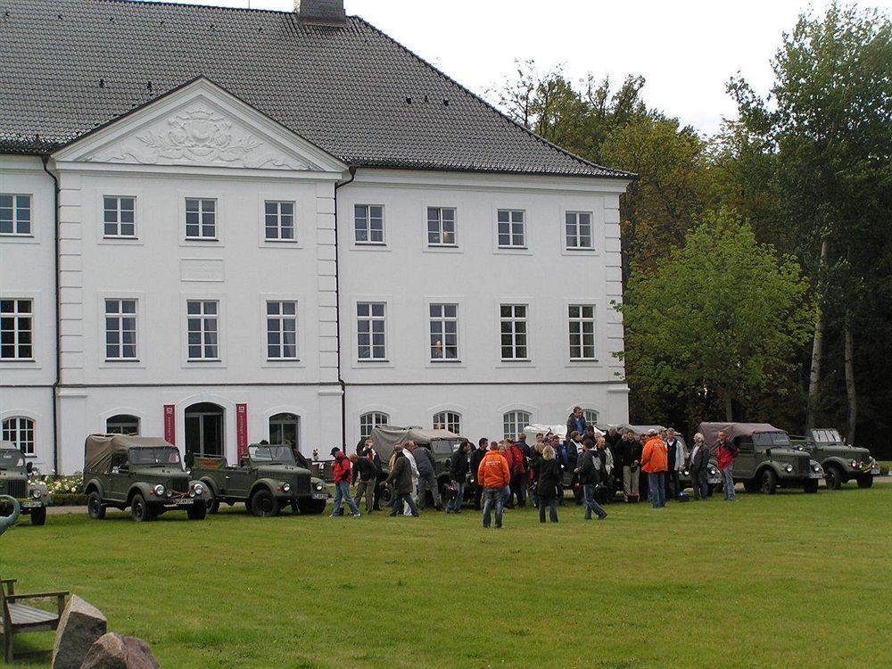 Schlossgut Gross Schwansee Luaran gambar The former officers' mess