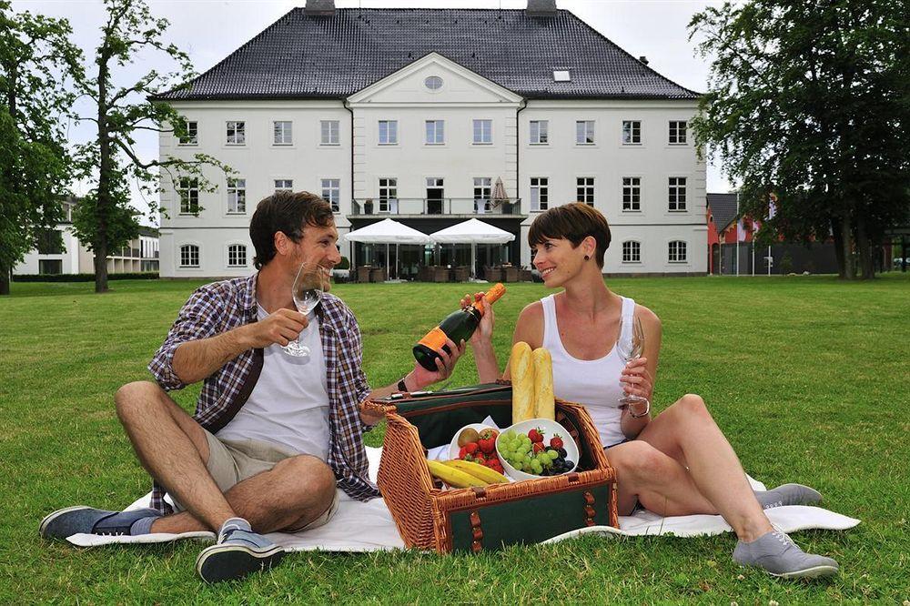 Schlossgut Gross Schwansee Luaran gambar A picnic in Germany