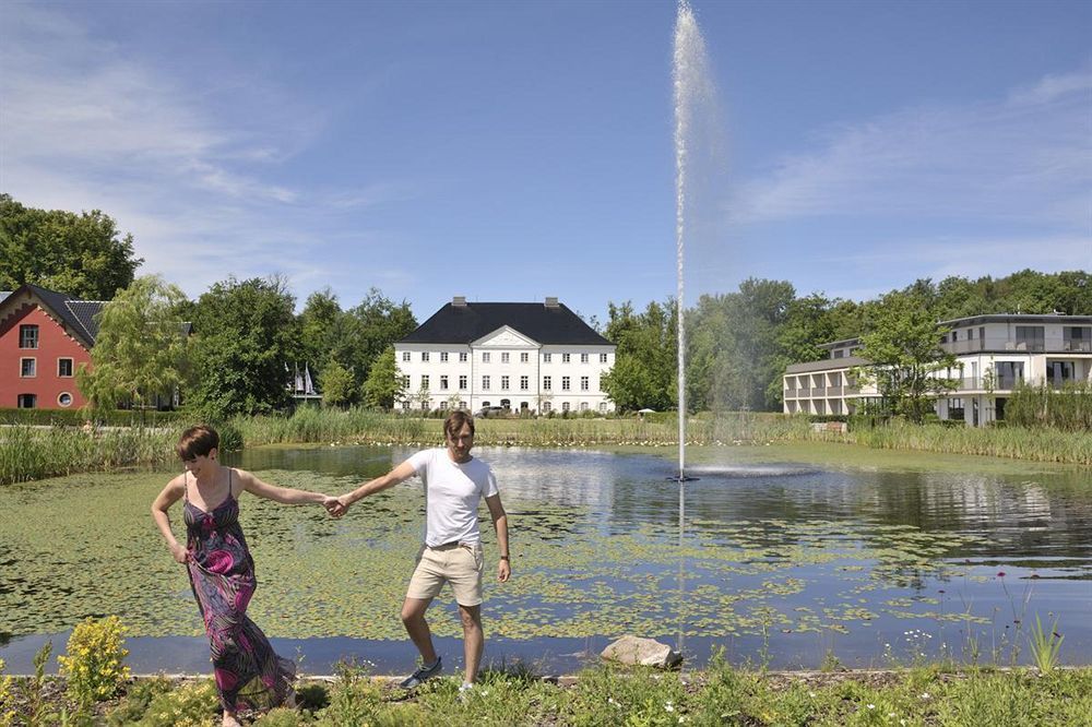 Schlossgut Gross Schwansee Luaran gambar The lake at the centre of the village
