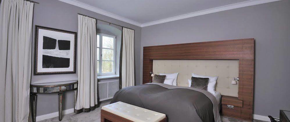 Schlossgut Gross Schwansee Luaran gambar A bedroom