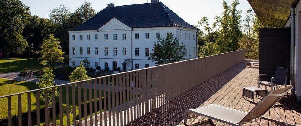 Schlossgut Gross Schwansee Luaran gambar The main building of the university