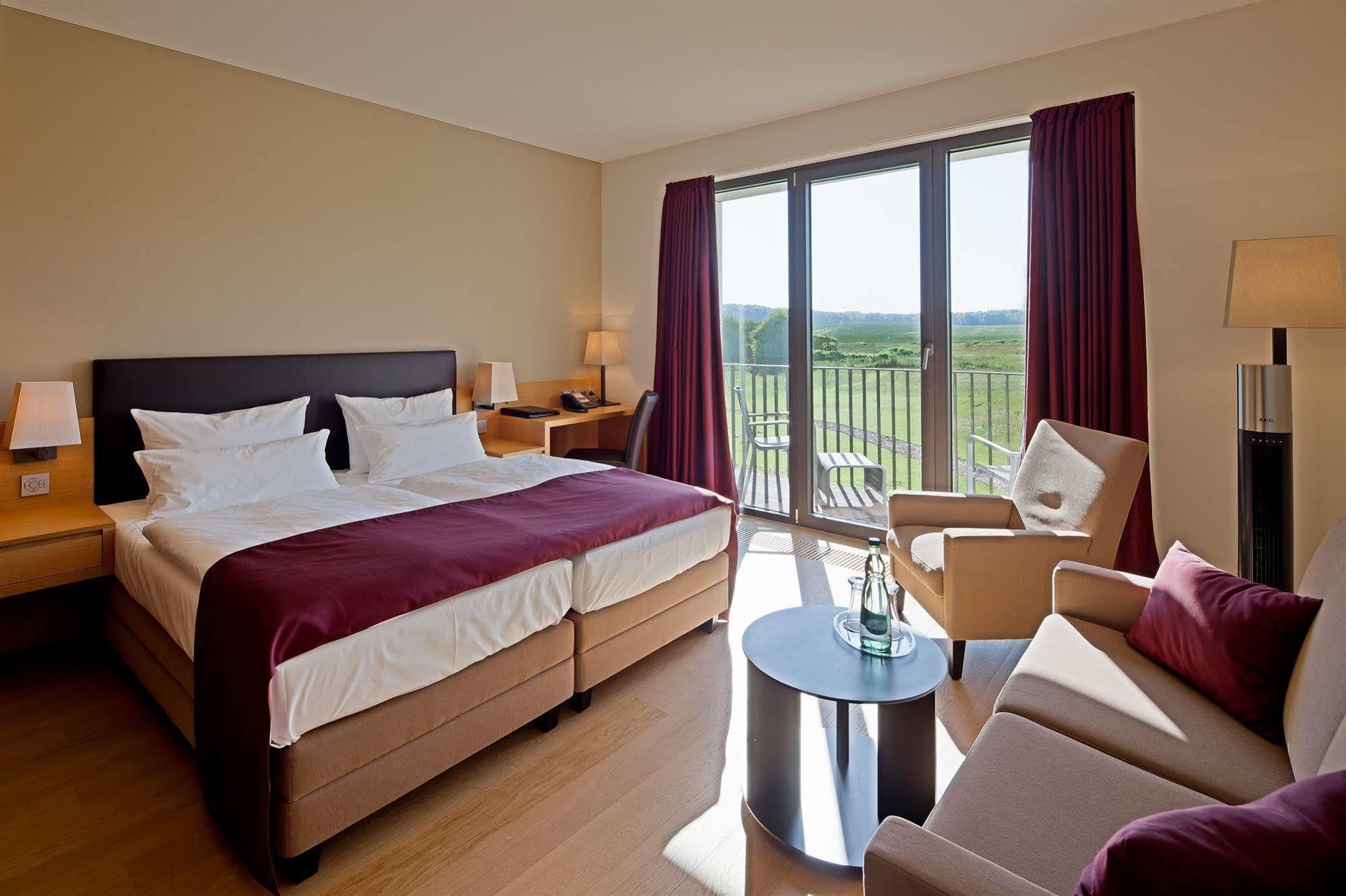 Schlossgut Gross Schwansee Luaran gambar A typical hotel room